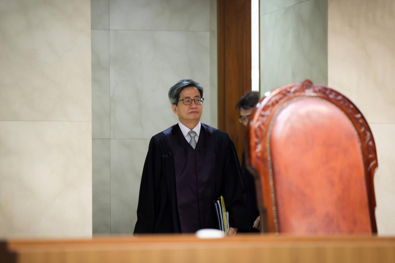 김명수 대법원장이 21일 전원합의체 선고를 위해 대법정에 들어서고 있다. [대법원 제공]