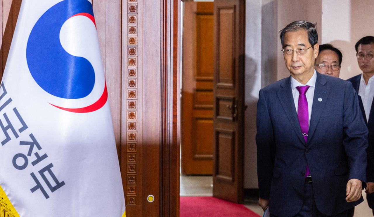 한덕수 국무총리가 21일 오후 서울 종로구 정부서울청사에서 열린 국정 현안 관계 장관회의에 입장하고 있다. [연합]