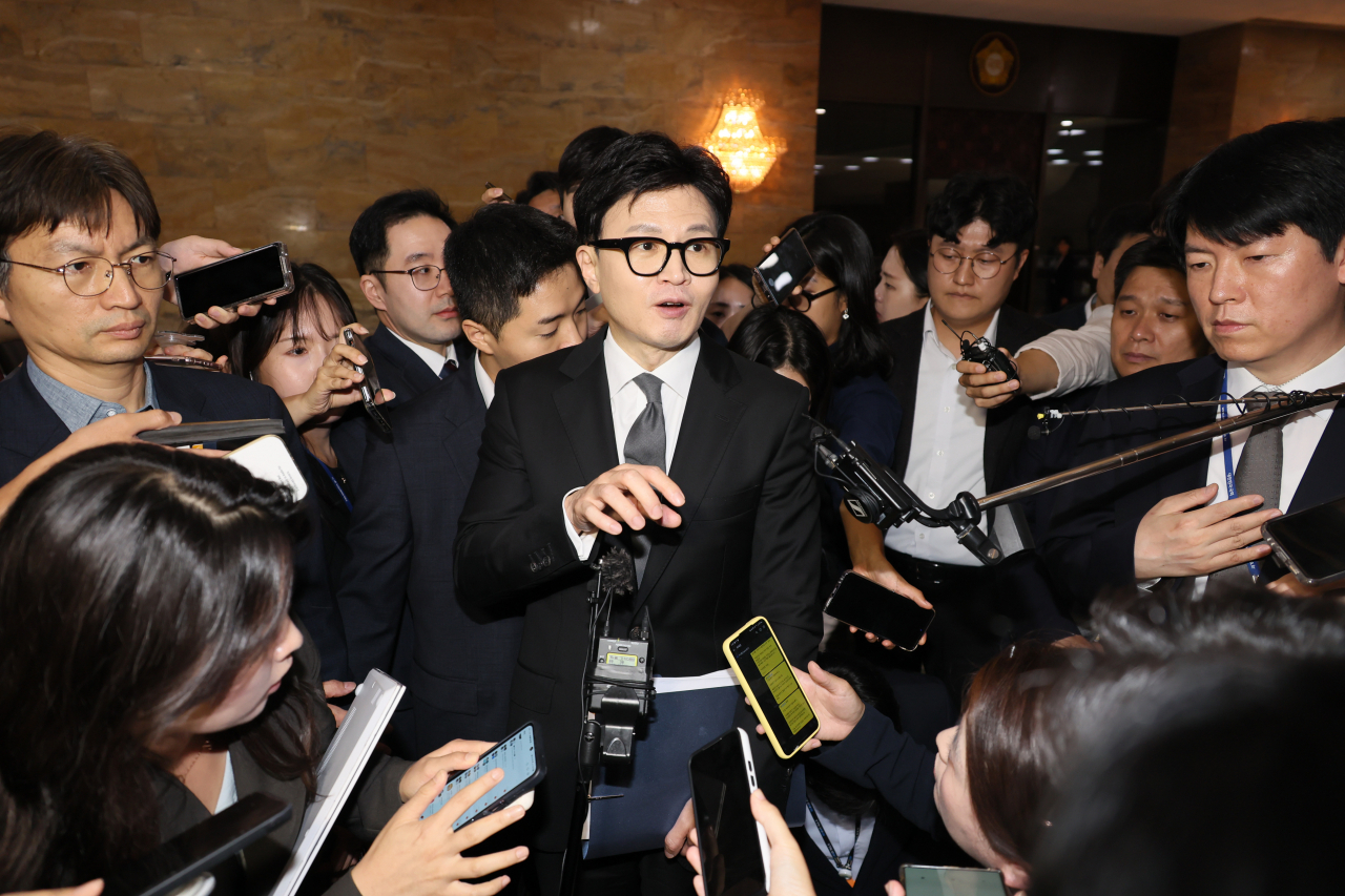 한동훈 법무부 장관이 21일 이재명 더불어민주당 대표에 대한 체포동의안이 가결된 뒤 국회 본회의장을 나서며 취재진의 질문에 답하고 있다. [연합]