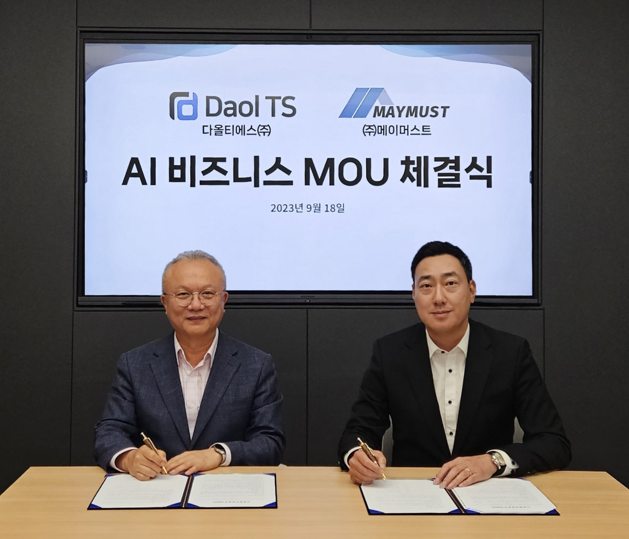 AI 비즈니스 MOU를 체결한 홍정화(왼쪽) 다올티에스 대표와 박상현 메이머스트 대표.
