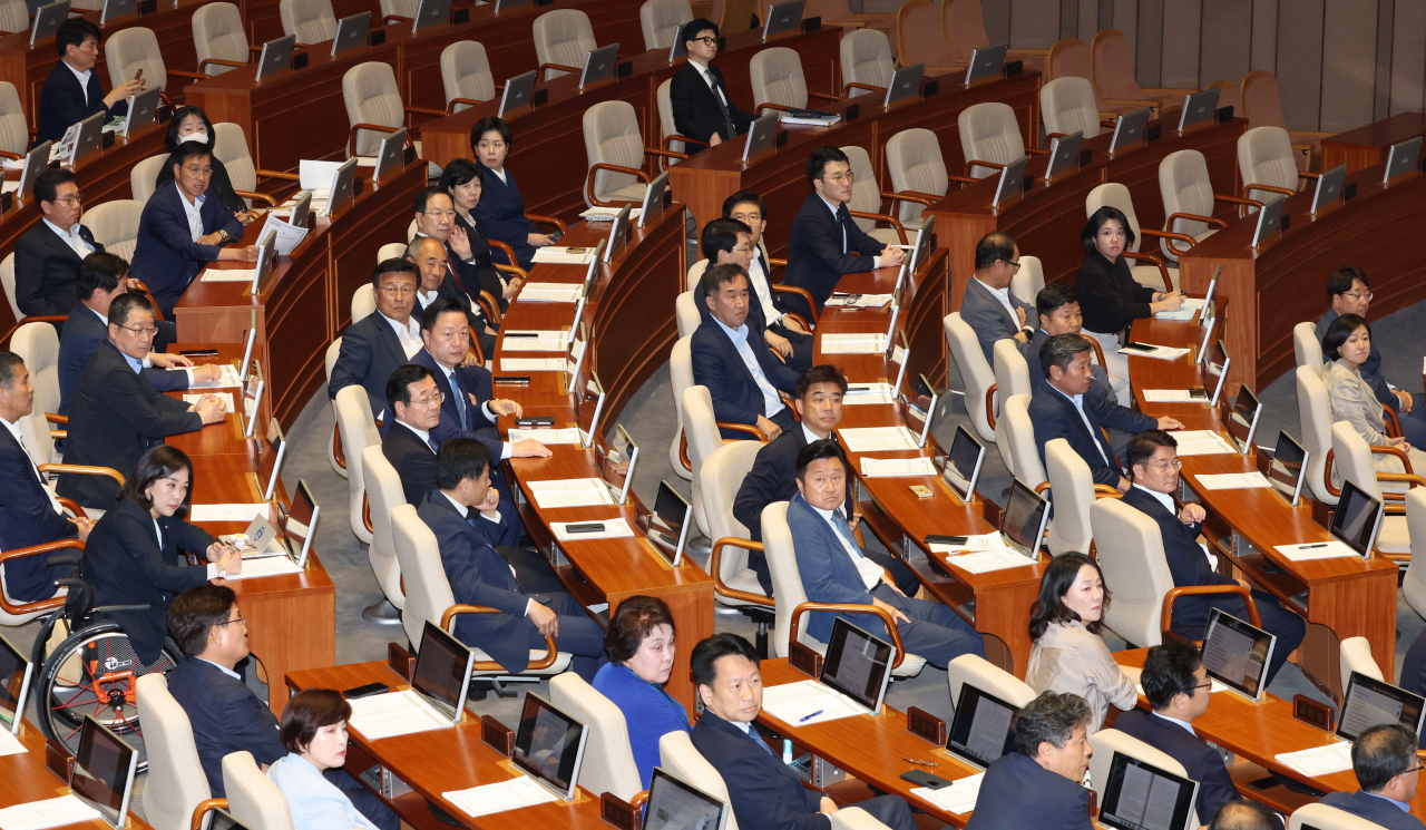 21일 국회 본회의에서 더불어민주당 의원들이 이재명 대표 체포동의안 가결 후 소란한 방청석을 바라보고 있다. [연합]