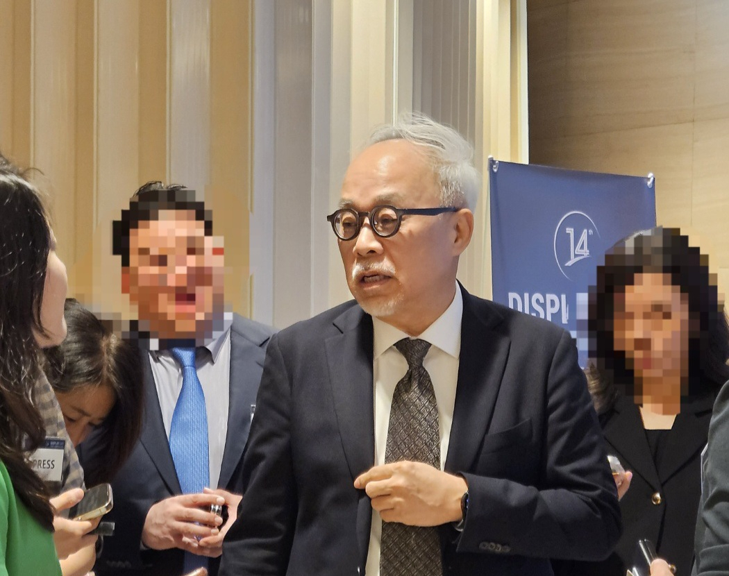최주선(가운데) 삼성디스플레이 대표이사 사장이 디스플레이 산업 사상 최초로 1등급 금탑산업훈장을 수여받았다. 김민지 기자