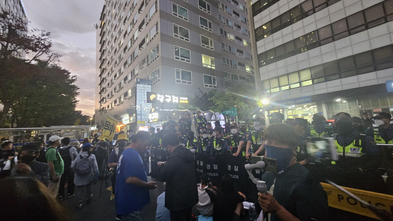21일 오후 7시 서울시 영등포구 더불어민주당 당사 앞에 이재명 지지자들이 확성기와 조상할 조(弔)가 적힌 깃발을 들고 있다. 박지영 기자.