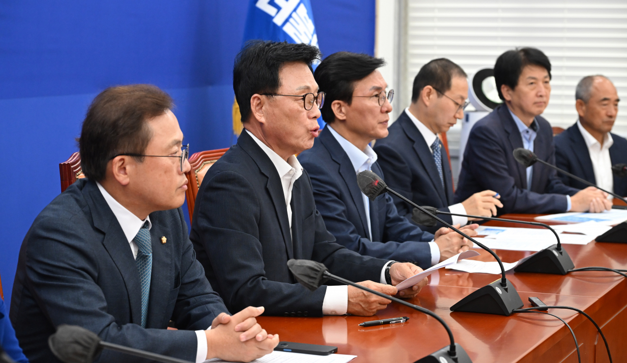 박광온 더불어민주당 원내대표가 21일 오전 서울 여의도 국회에서 열린 정책조정회의에 참석해 모두발언을 하고있다. 이상섭 기자