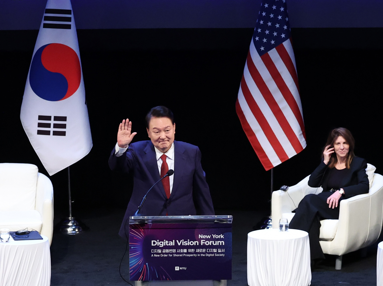 윤석열 대통령이 21일(현지시간) 뉴욕대학교에서 열린 '뉴욕 디지털 비전 포럼'에서 기조연설을 마친 뒤 인사하고 있다. [연합]
