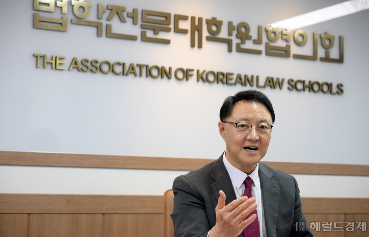 이상경 법학전문대학원협의회 이사장이 14일 오후 서울 중구 법학전문대학원협의회 사무실에서 헤럴드경제와 인터뷰를 하고 있다. 이상섭 기자
