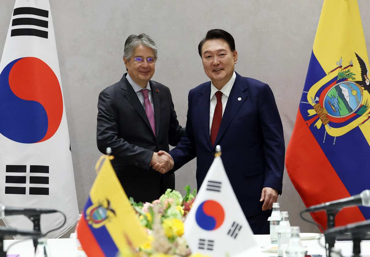 미국을 방문 중인 윤석열 대통령이 21일(현지시간) 뉴욕에서 열린 한·에콰도르 정상회담에서 기예르모 라소 에콰도르 대통령과 기념촬영을 하고 있다. [연합]