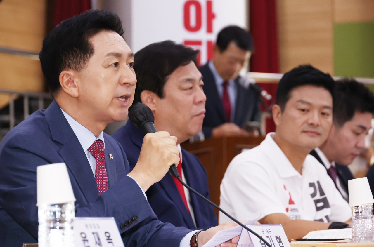 21일 강서구 문화복지센터에서 열린 국민의힘 현장 최고위원회의에서 김기현 대표가 발언을 하고 있다. [연합]
