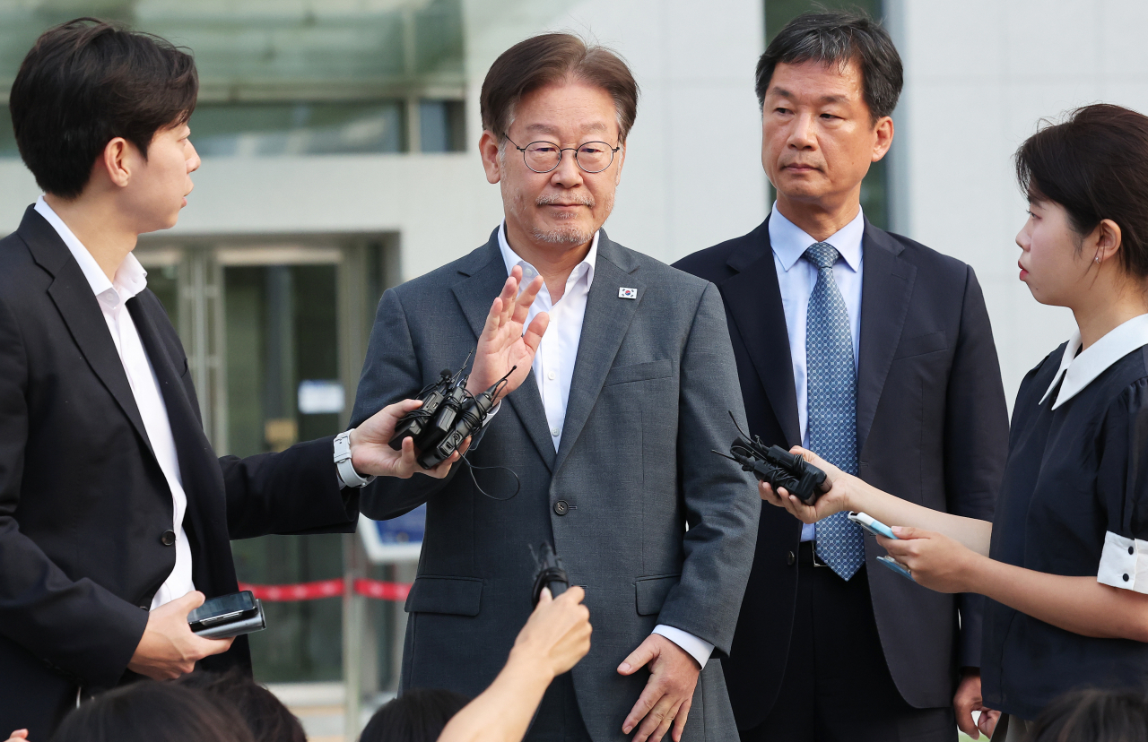 이재명 더불어민주당 대표가 12일 오후 경기도 수원시 영통구 수원지방검찰청에서 '쌍방울 그룹 대북 송금' 의혹 관련 조사를 마치고 나오고 있다. [연합]