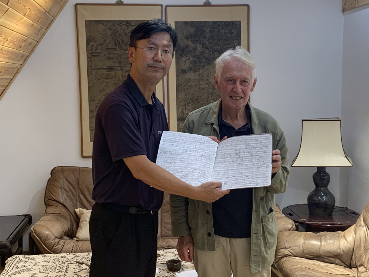 네덜란드의 거장 리코더 연주자 발터르 판 하우어가 윤이상의 ‘중국의 그림’ 초연 악보를 윤이상기념관에 기증했다. [통영국제음악재단 제공]