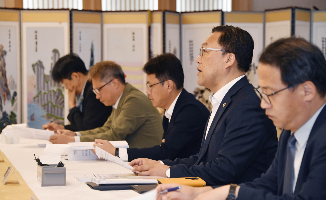 김병환 기획재정부 제1차관이 22일 오전 서울 종로구 정부서울청사에서 열린 ‘제31차 비상경제차관회의 겸 범부처 지역 투자 지원 전담반(TF) 제1차 회의'를 주재, 모두발언을 하고 있다.[기획재정부 제공]