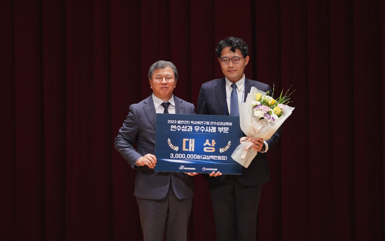 이수현(오른쪽) 박사가 김복철 NST 이사장과 기념촬영을 하고 있다.[한국재료연구원 제공]