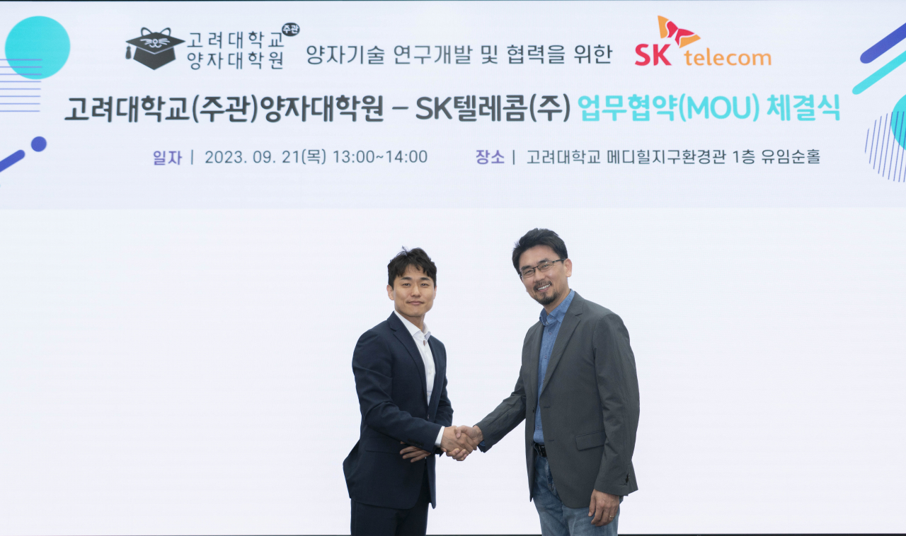 손인혁(왼쪽) SK텔레콤 혁신사업담당과 최만수 양자 사피엔스 인재 양성센터장이 고려대학교 양자대학원에서 양자기술 분야 연구개발 및 교류를 위한 업무협약을 체결하고 있다. [SK텔레콤 제공]