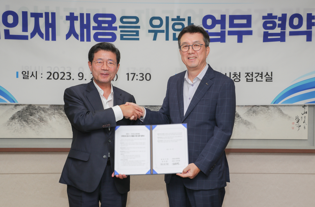 김준형(오른쪽) 포스코퓨처엠 사장과 정인화 광양시장이 21일 광양시청에서 ‘지역인재 양성 및 채용을 위한 업무협약’을 체결하고 기념 촬영을 하고 있다. [포스코퓨처엠 제공]