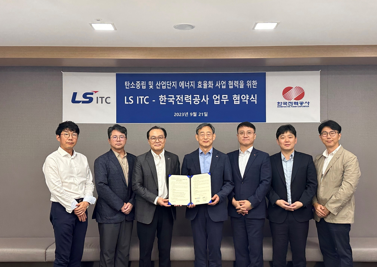 김석민(왼쪽 세번째) LS ITC 제조DX사업부장과 김종민(왼쪽 네번쨰) 한국전력공사 전력혁신본부 수요전략처장 등 관계자들이 업무협약 체결 후 기념촬영을 하고 있다. [LS일렉트릭 제공]