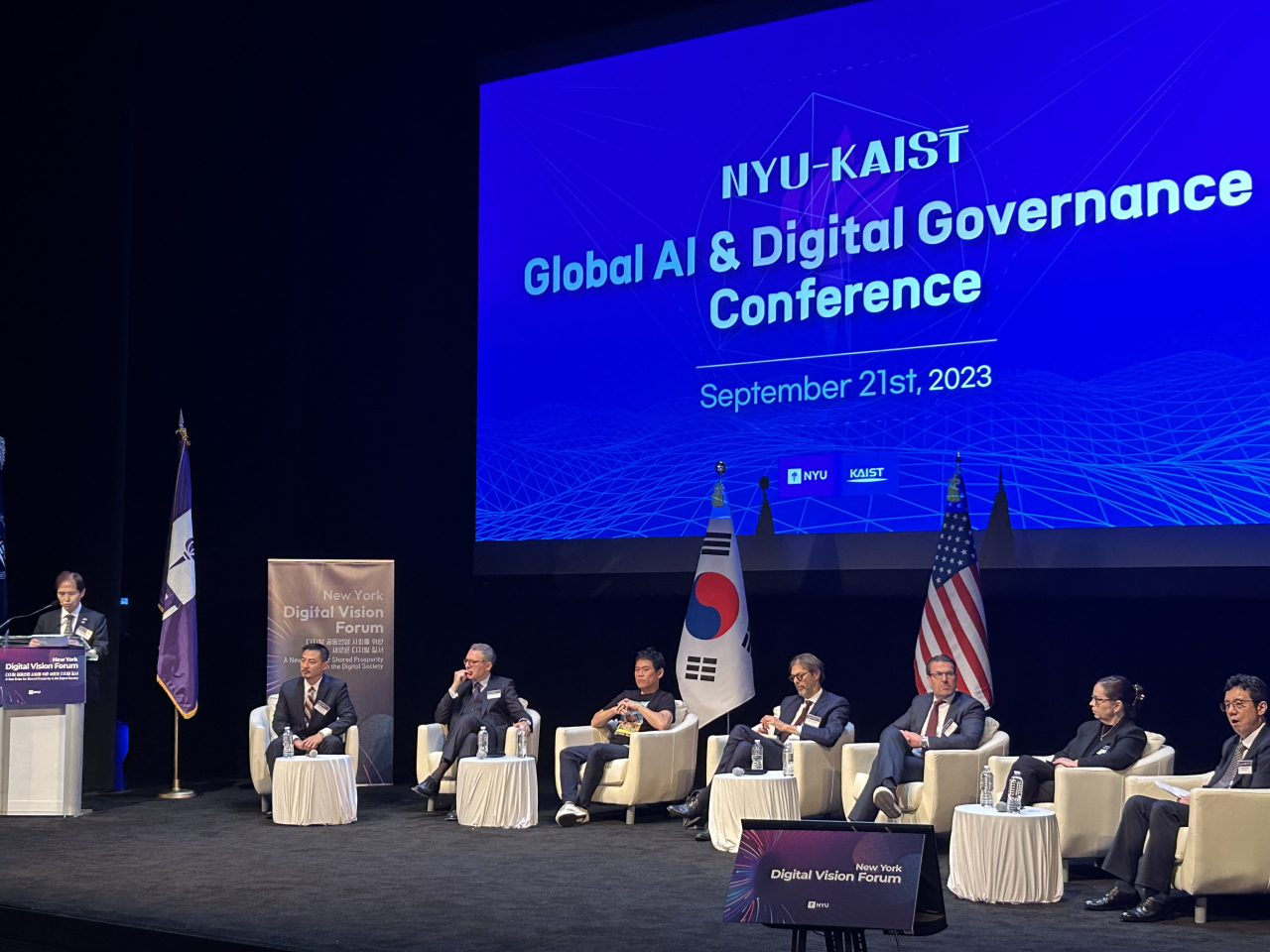 미국 뉴욕대에서 열린 글로벌 AI 디지털 거버넌스 컨퍼런스에서 이광형 KAIST 총장이 환영사를 하고 있다.[KAIST 제공]