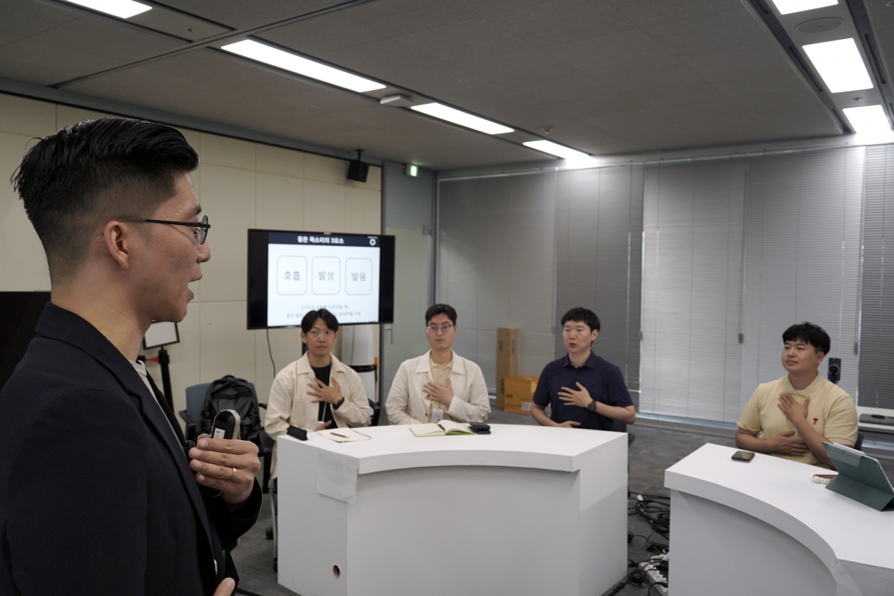 LG유플러스 임직원들이 ‘학습데이’를 활용해 사내 스터디를 진행하고 있다. [LG유플러스 제공]