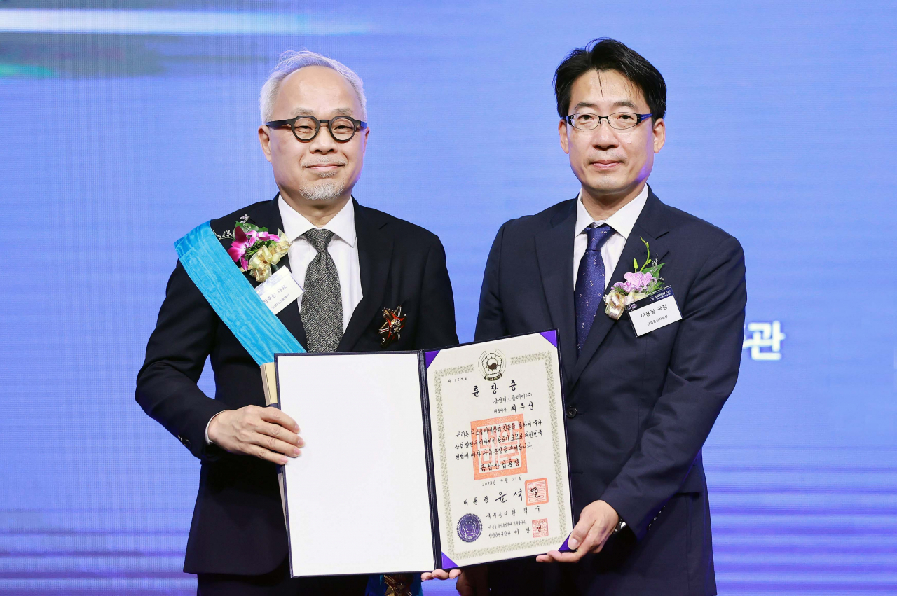 최주선(왼쪽) 삼성디스플레이 대표가 이용필 산업통상자원부 첨단산업정책관으로부터 금탑산업훈장을 받는 모습 [연합]