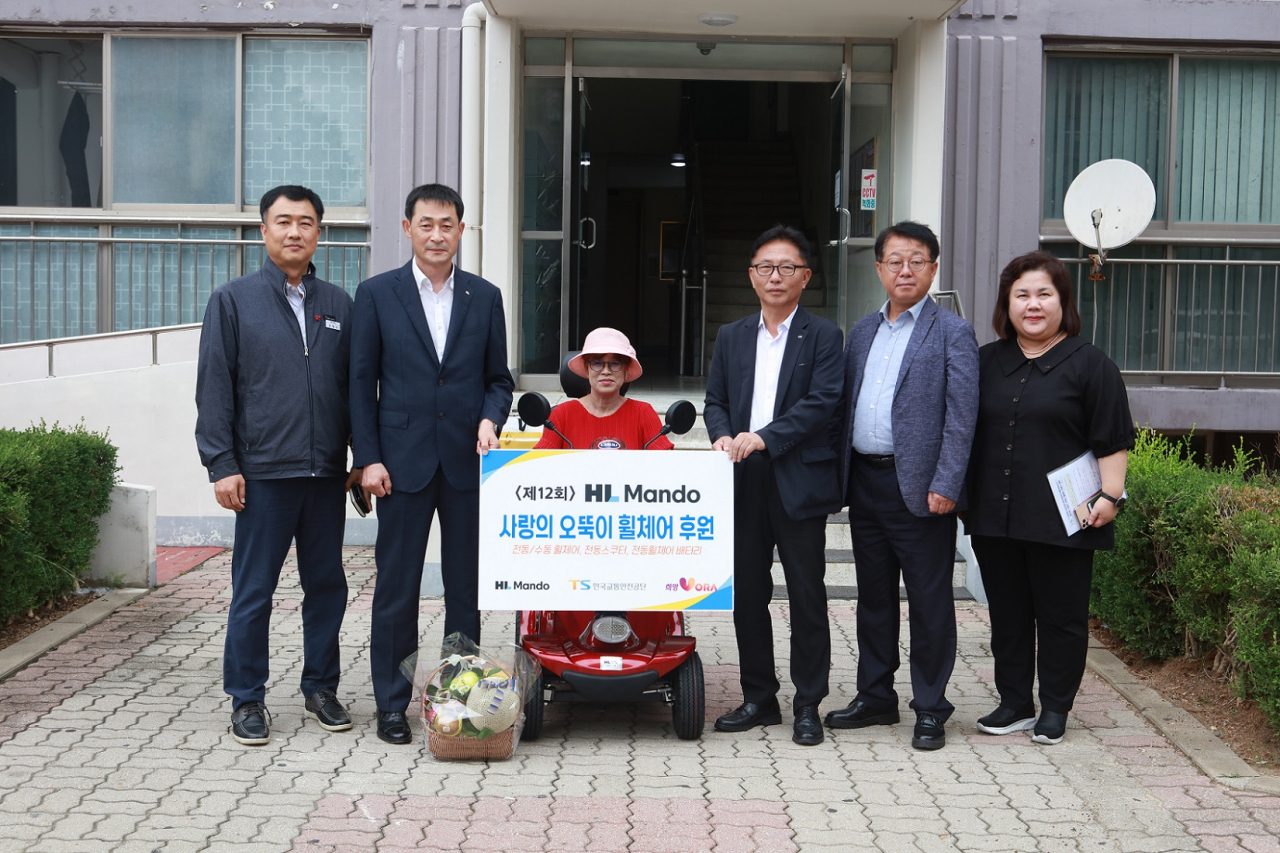 김근도(왼쪽 끝에서 두번째) HL만도 서스펜션 BU 경영지원실장과 정찬옥(오른쪽 끝에서 세번째) 한국교통안전공단 교통안전본부장 등 관계자들이 기념촬영을 하고 있다. [HL만도 제공]