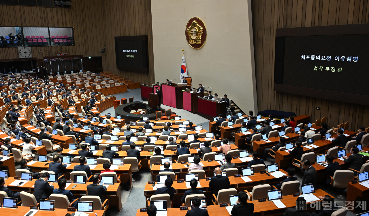 한동훈 법무부 장관이 21일 오후 서울 여의도 국회에서 열린 제410회 국회(정기회) 제8차 본회의에서 이재명 더불어민주당 대표의 체포동의 요청 이유설명을 하고 있다. 이상섭 기자