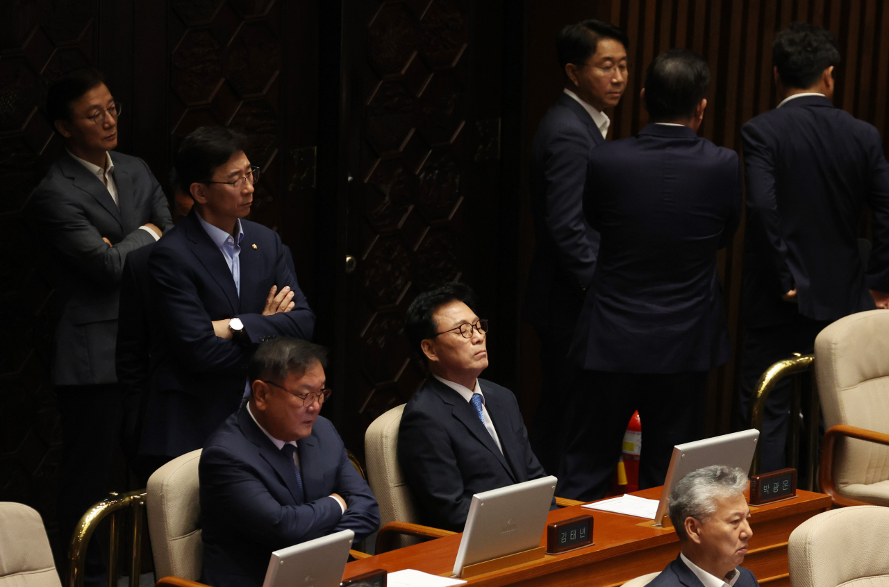 박광온 더불어민주당 원내대표 등이 21일 국회 본회의장에서 이재명 대표 체포동의안이 가결되자 어두운 표정을 짓고 있다. [연합]