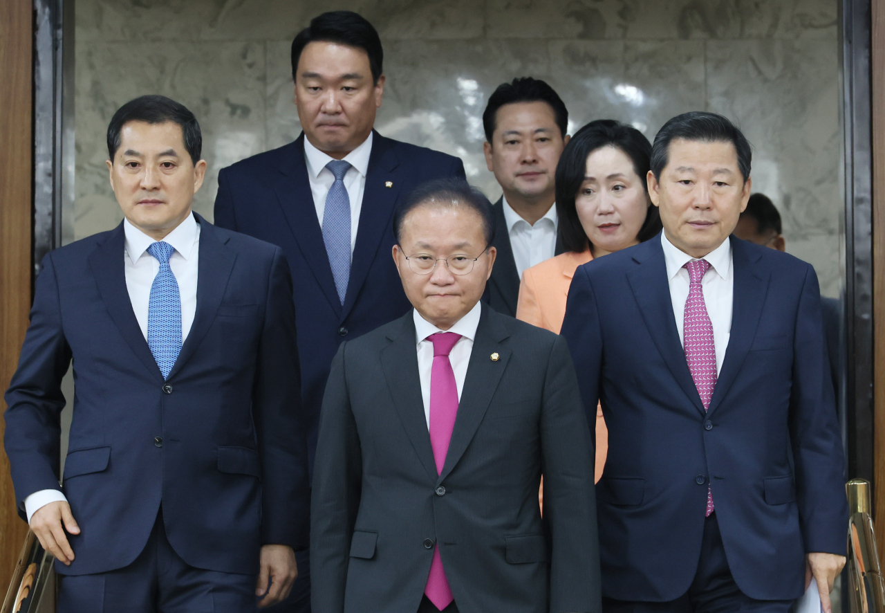 윤재옥 국민의힘 원내대표가 22일 국회에서 열린 원내대책회의에 참석하고 있다. [연합]