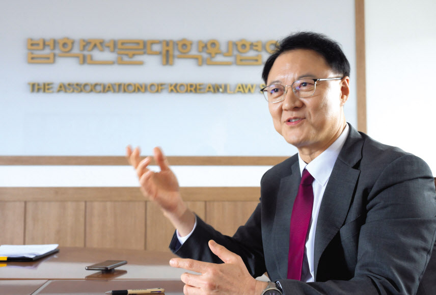 이상경 법학전문대학원협의회 이사장은 헤럴드경제와 인터뷰에서 “인구 1만명 당 변호사 수는 미국이 41.28명, 독일 20.11명, 프랑스 10.83명인 데 반해 한국은 5.39명에 불과하다”며 “로스쿨 설립 취지를 실현하고 법치주의 기반을 마련하기 위해서는 매년 합격률을 조금씩 늘려서 궁극적으로는 자격시험화로 가야 한다”고 힘주어 말했다. 이상섭 기자