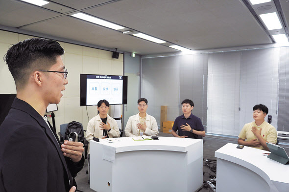 LG유플러스 임직원들이 ‘학습데이’를 활용해 사내 스터디를 진행하고 있다. [LG유플러스 제공]