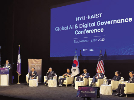 미국 뉴욕대에서 열린 글로벌 AI 디지털 거버넌스 컨퍼런스에서 이광형(왼쪽 첫번째) KAIST 총장이 환영사를 하고 있다. [KAIST 제공]