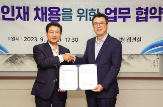 김준형(오른쪽) 포스코퓨처엠 사장과 정인화 광양시장이 21일 광양시청에서 ‘지역인재 양성 및 채용을 위한 업무협약’을 체결하고 기념 촬영을 하고 있다.