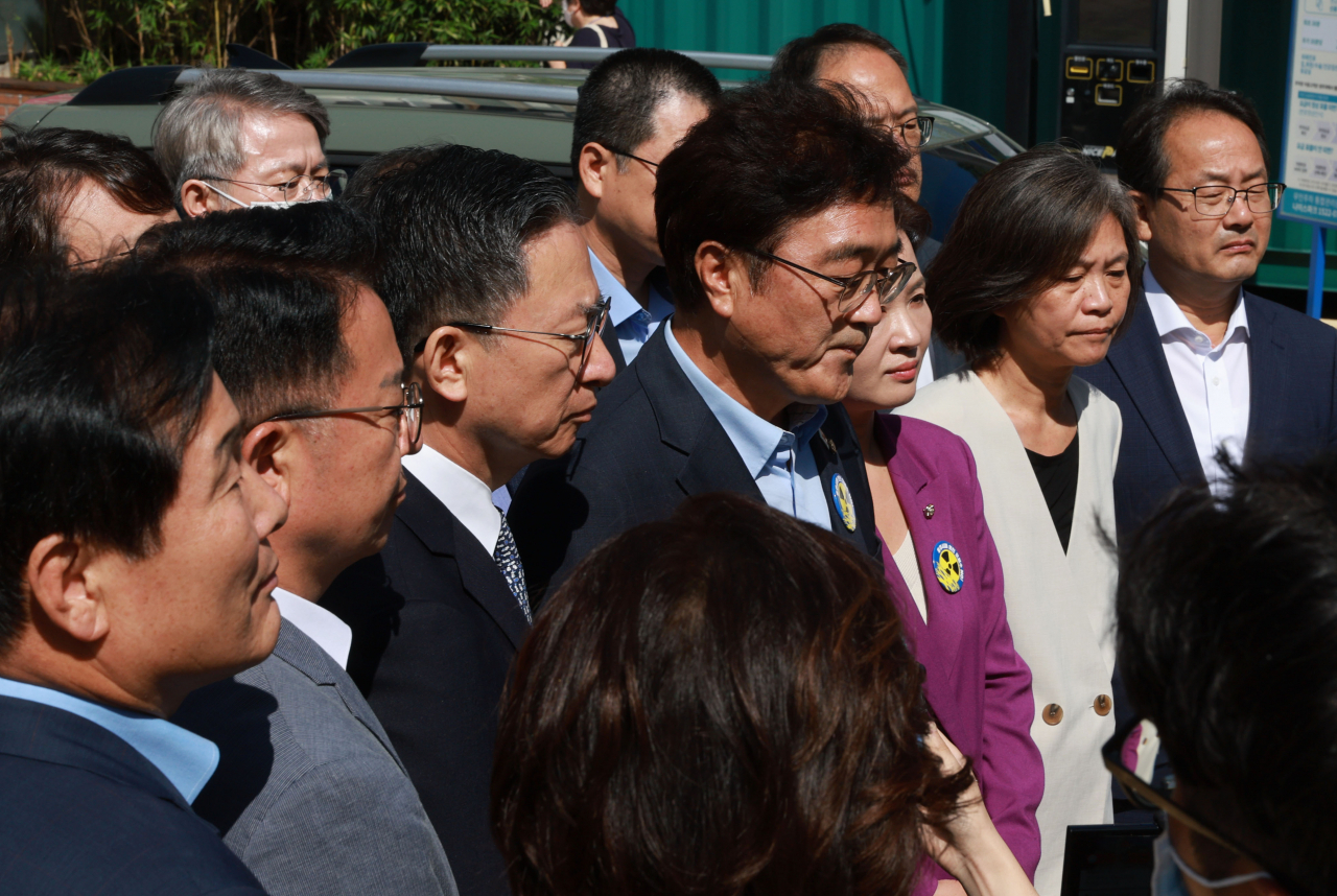 22일 오전 더불어민주당 이재명 대표가 병상 단식을 이어가고 있는 가운데 서울 중랑구 녹색병원 앞에서 이 대표와 면담을 마친 민주당 의원들이 취재진 질문에 답하고 있다.[연합]