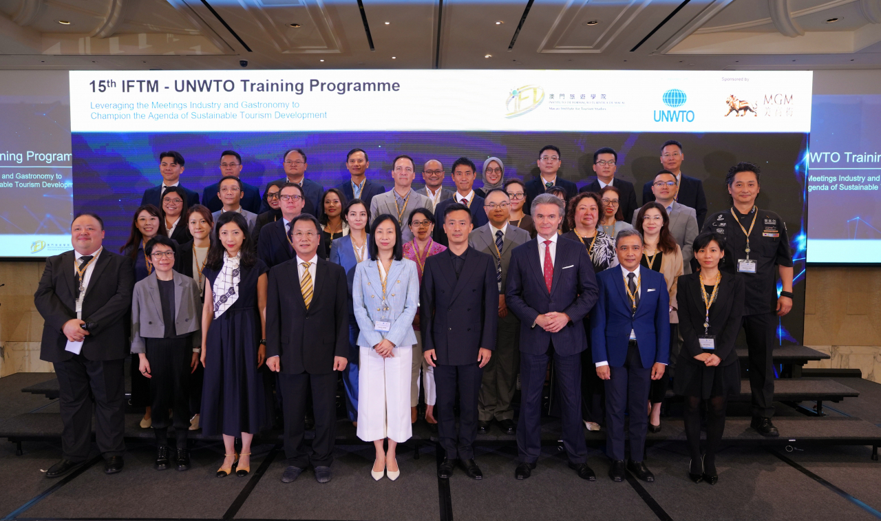 김락훈 셰프(가운데줄 맨 오른쪽)가 마카오 MGM호텔 그랜드볼룸에서 열린 제15회 UNWTO 미식 산업 컨퍼런스에서 주요 참석자들과 함께 기념촬영을 하고 있다.