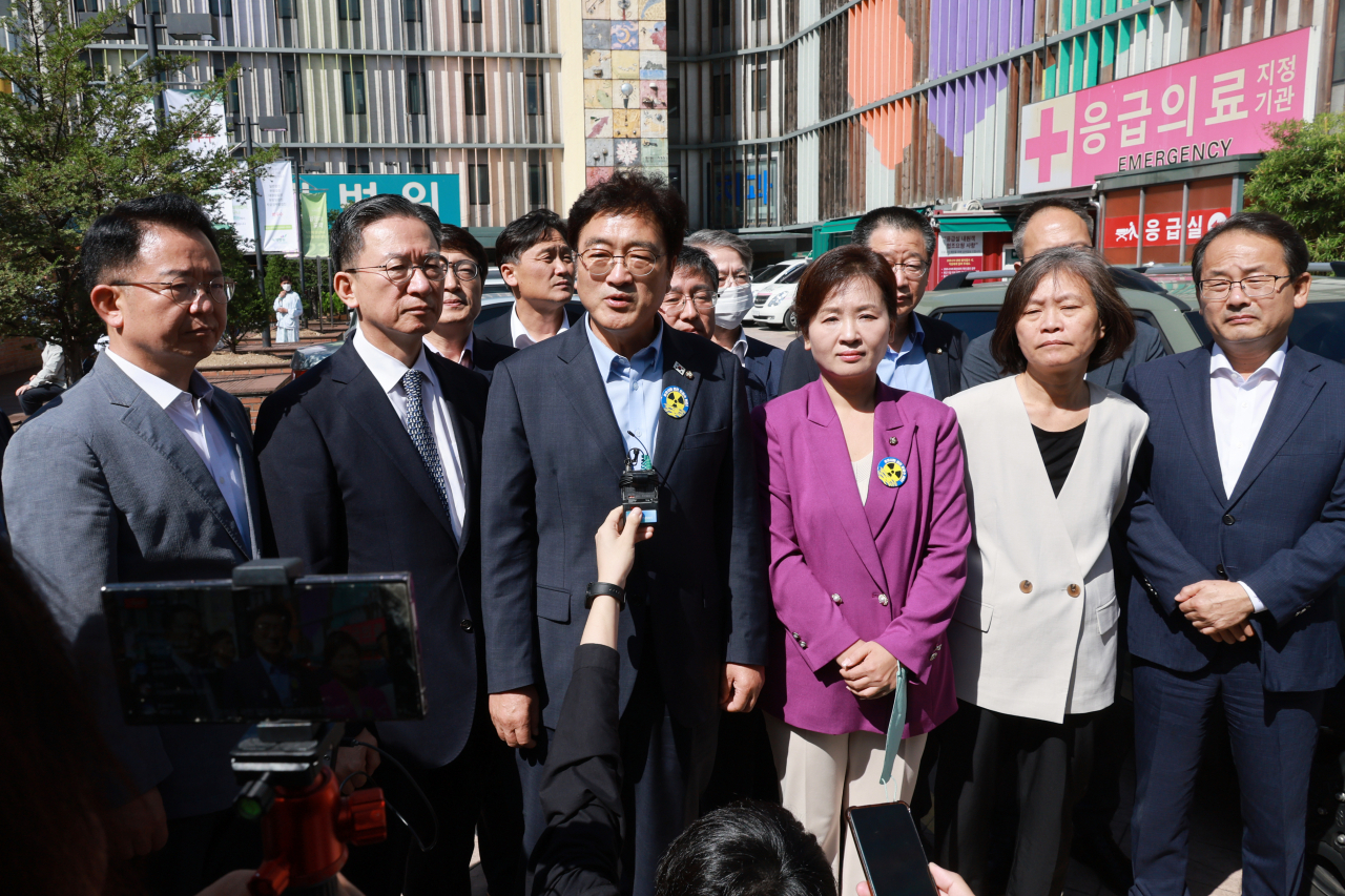 22일 오전 더불어민주당 이재명 대표가 병상 단식을 이어가고 있는 가운데 서울 중랑구 녹색병원 앞에서 이 대표와 면담을 마친 우원식 의원이 취재진 질문에 답하고 있다.[연합]