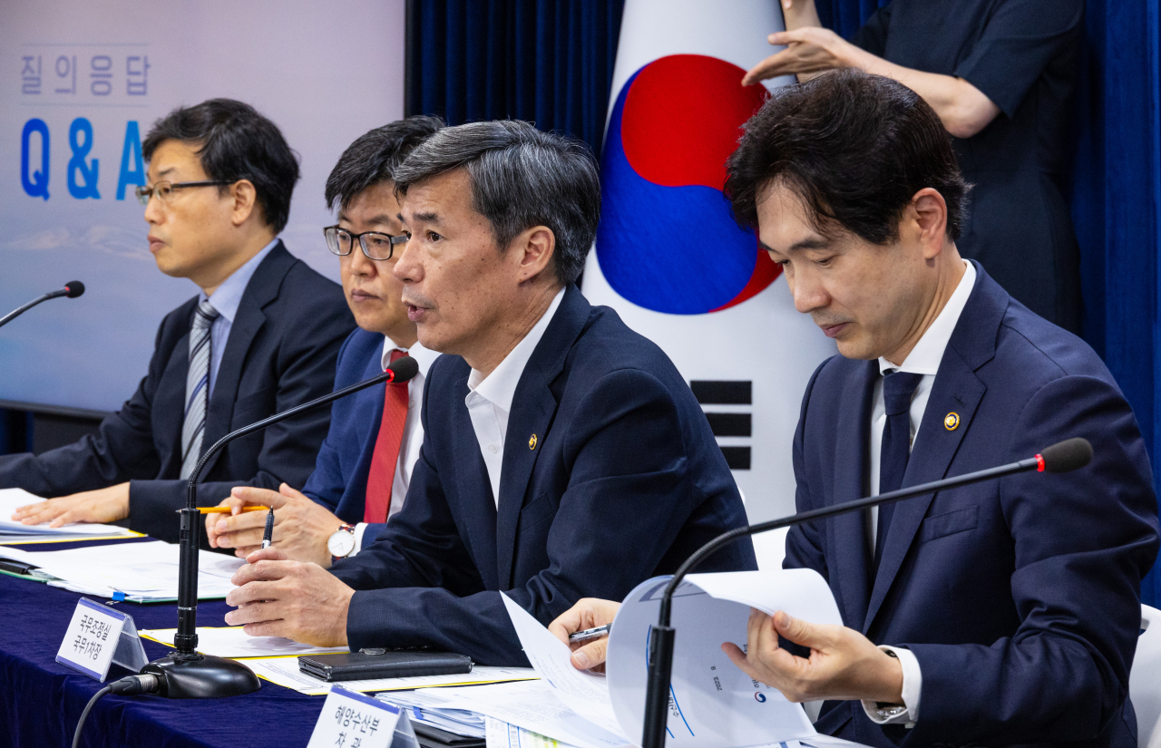박구연 국무조정실 1차관(오른쪽 두번째)이 22일 오전 서울 종로구 정부서울청사에서 열린 후쿠시마 원전 오염수 방류 관련 일일 브리핑에서 취재진 질문에 답하고 있다. [연합]