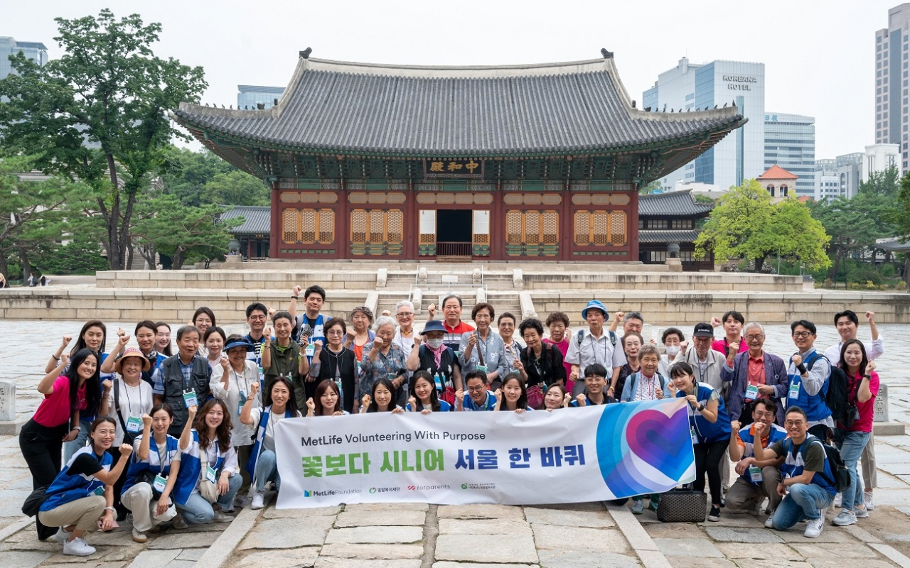 메트라이프생명 자원봉사자들이 홀로 거주하는 어르신들과 나들이를 하는 '꽃보다 시니어, 나들이 DAY' 행사 모습. [메트라이프생명 사회공헌재단 제공]