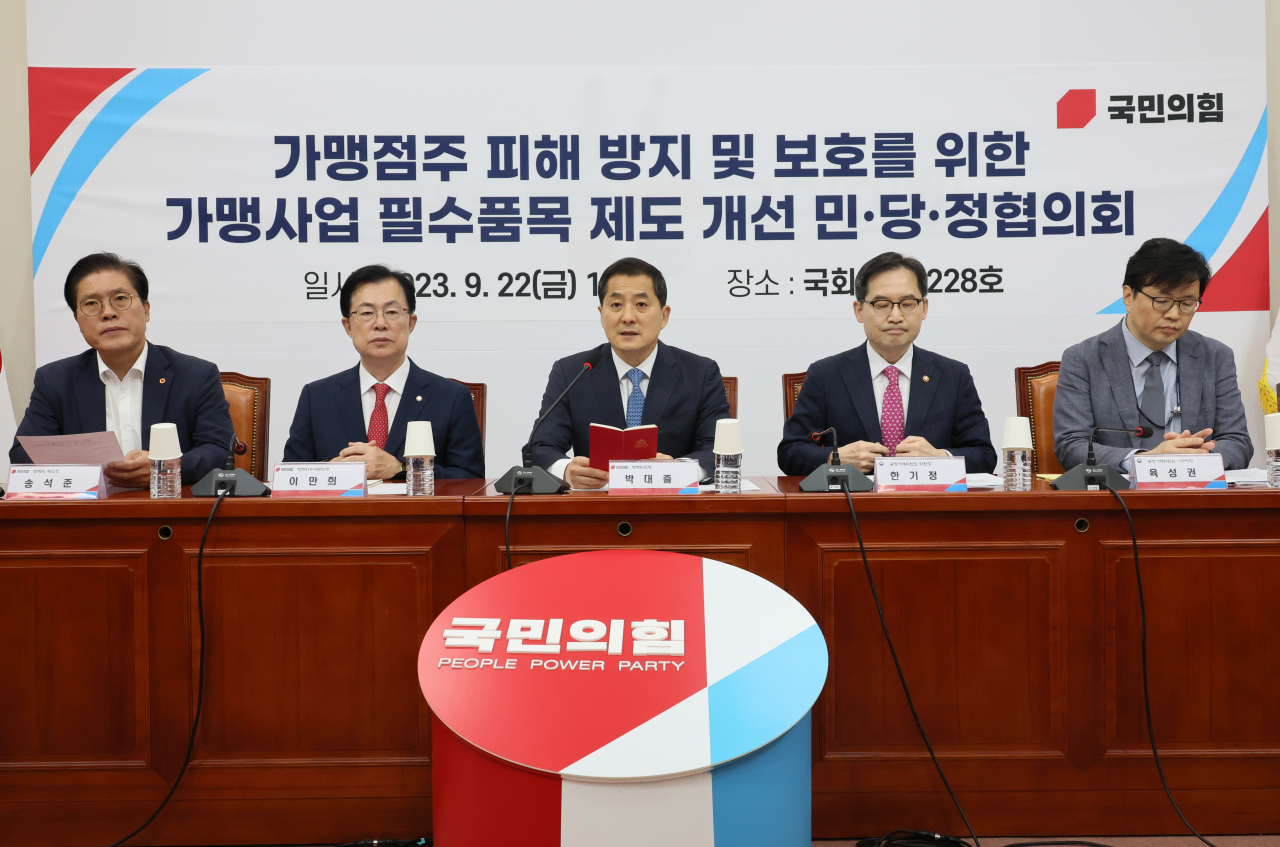 박대출 국민의힘 정책위의장이 22일 국회에서 열린 가맹점주 피해 방지 및 보호를 위한 가맹사업 필수품목 제도 개선 민당정협의회에서 발언하고 있다. [연합]