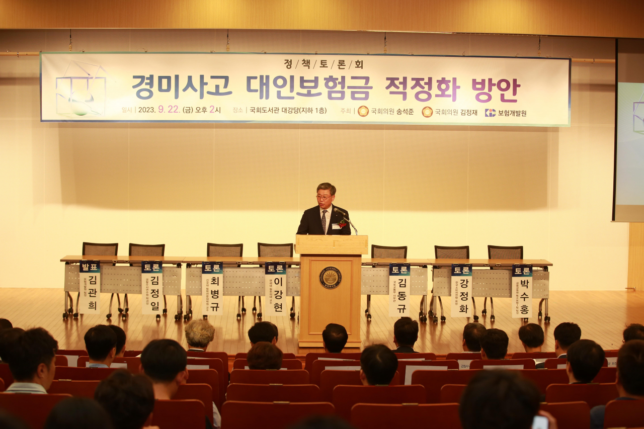 허창언 보험개발원장이 22일 국회도서관 대강당에서 열린 '자동차 경미사고 대인보험금 적정화 정책토론회'에서 개회사를 하고 있다. [보험개발원 제공]