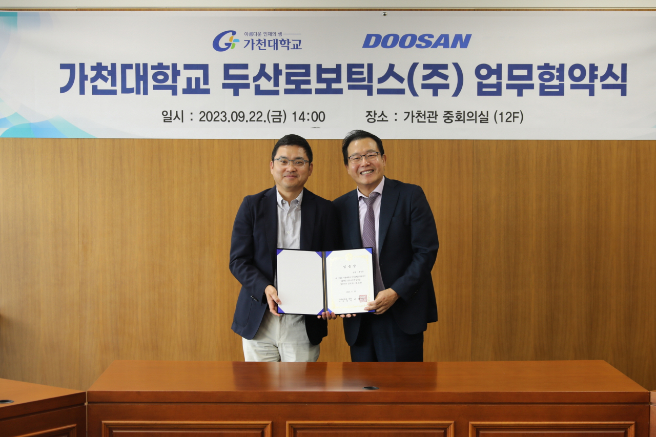 가천대가 두산로보틱스와 22일 대학 가천관에서 교육·연구 업무협약을 체결하고 기념사진을 촬영하고 있다. 사진 우측 가천대 윤원중 부총장, 사진 좌측 두산로보틱스 류정훈 대표이사.[가천대 제공]