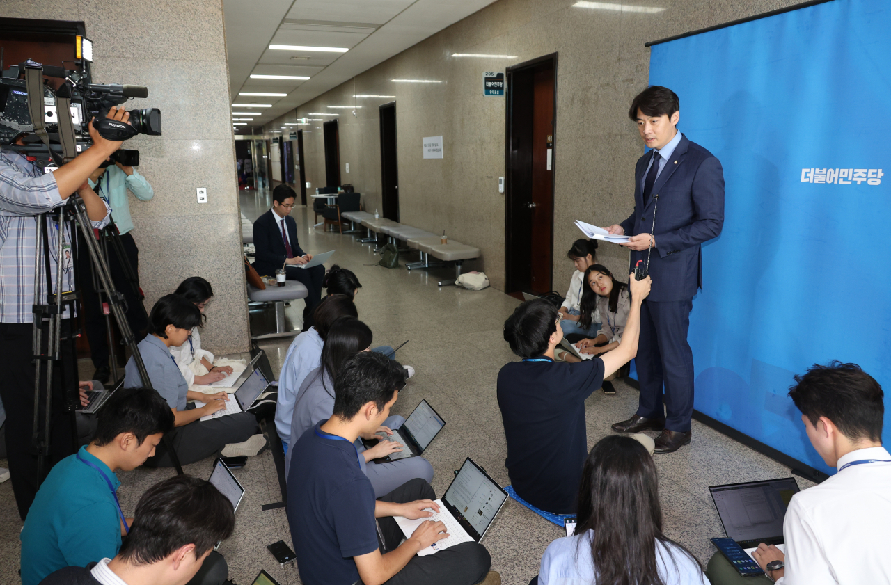 한준호 더불어민주당 의원이 22일 국회에서 원내대표 선거 계획을 브리핑하고 있다. [연합]