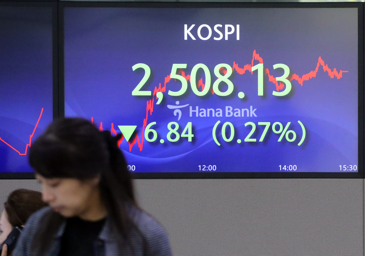 An electronic board showing the Korea Composite Stock Price Index at a dealing room of the Hana Bank headquarters in Seoul on Friday. (Yonhap)