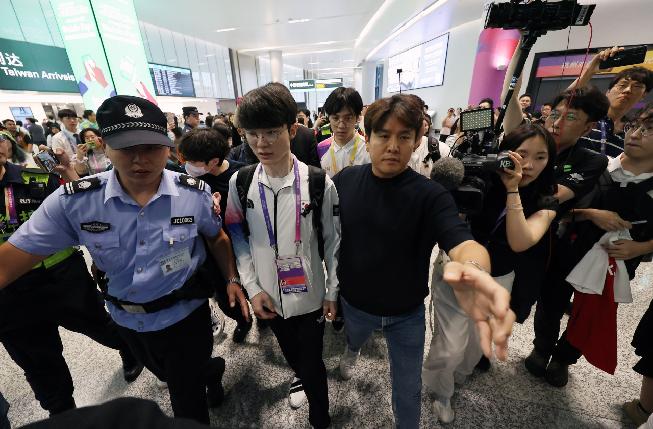 '페이커' 이상혁이 22일 오후 중국 항저우 샤오산 국제공항을 통해 입국, 공항을 빠져나가고 있다. 연합뉴스