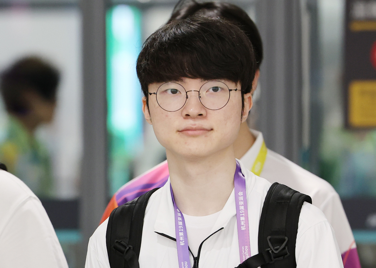항저우 아시안게임에 출전하는 대한민국 e스포츠 국가대표팀 '페이커' 이상혁이 22일 오후 중국 항저우 샤오산 국제공항을 통해 입국하고 있다. [연합]