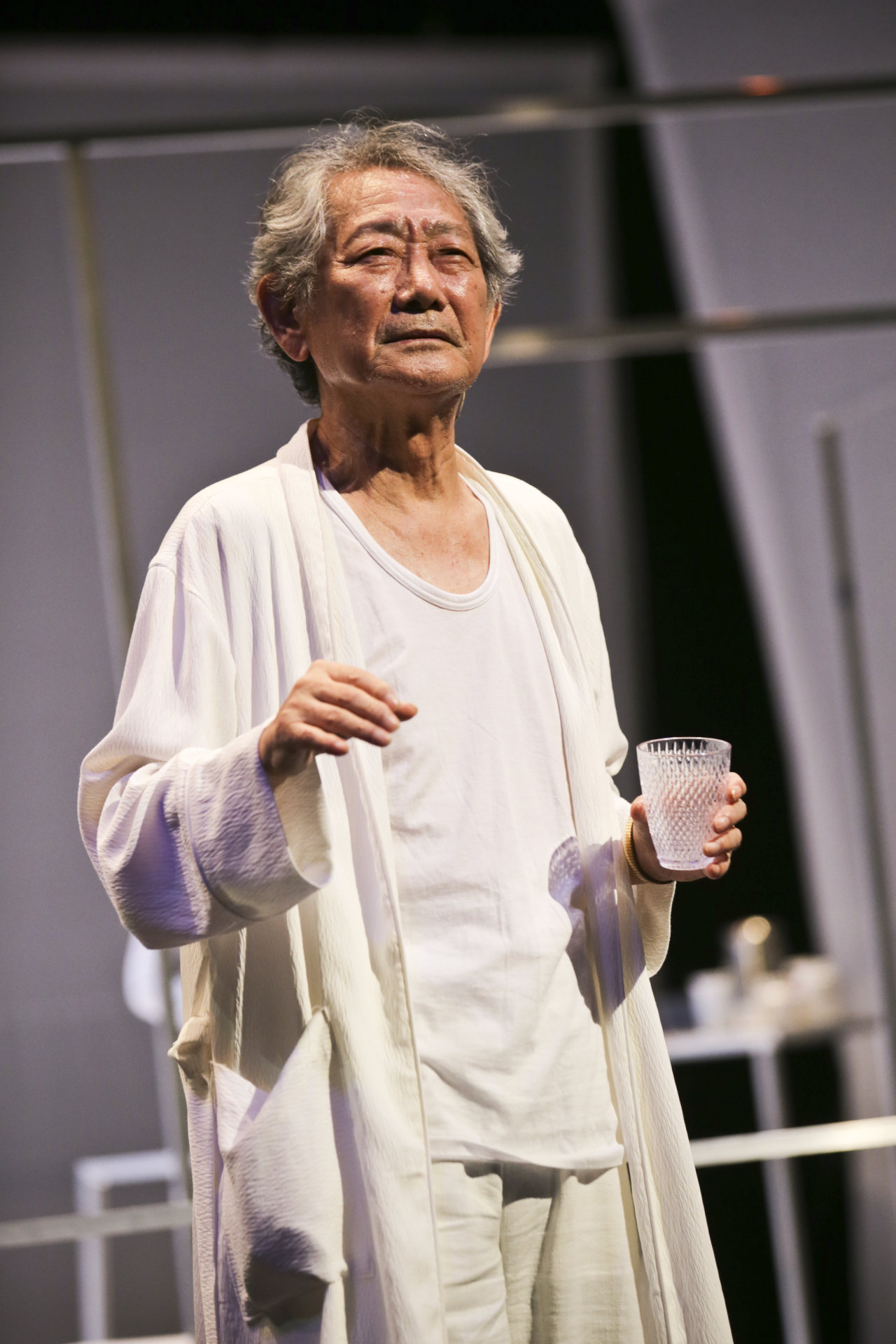 ‘연극인 가족’인 전무송(82)· 전현아(52)가 20년 만에 ‘부녀’로 다시 만났다. ‘더 파더(THE FATHER)’는 치매로 기억을 지워가는 아버지 ‘앙드레’와 그를 돌보는 딸 ‘안느’의 이야기를 담는다. [스튜디오반 제공]