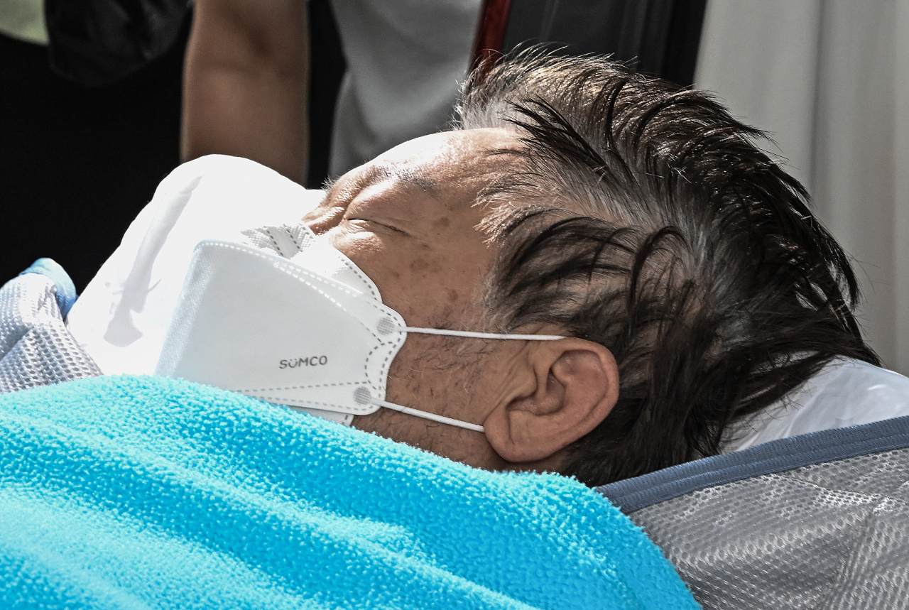 단식 19일째인 18일 오전 이재명 더불어민주당 대표가 건강 악화로 입원했다. 이날 서울 여의도 성모병원에서 이 대표가 다른 병원으로 이송되고 있다. 임세준 기자