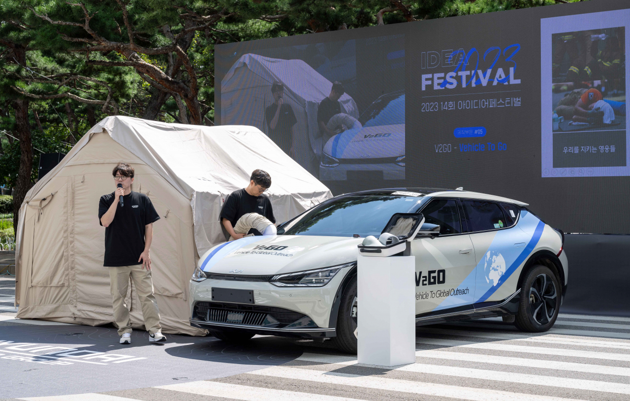 제작 부문 우수상을 수상한 ‘V2GO’팀이 외부 환경에서 활용 가능한 차량 공조시스템을 시연하는 모습. [현대차·기아 제공]