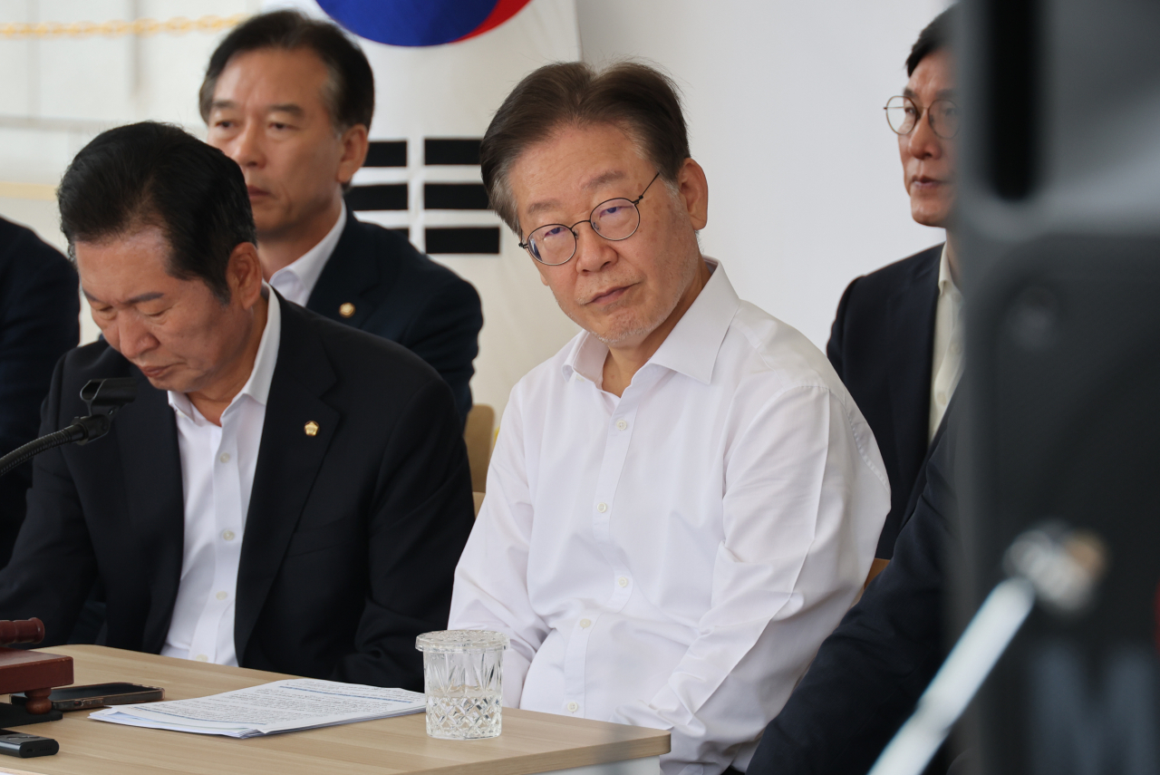 더불어민주당 이재명 대표가 지난 4일 국회 앞 단식투쟁 천막에서 열린 최고위원회의에 참석한 모습[연합]