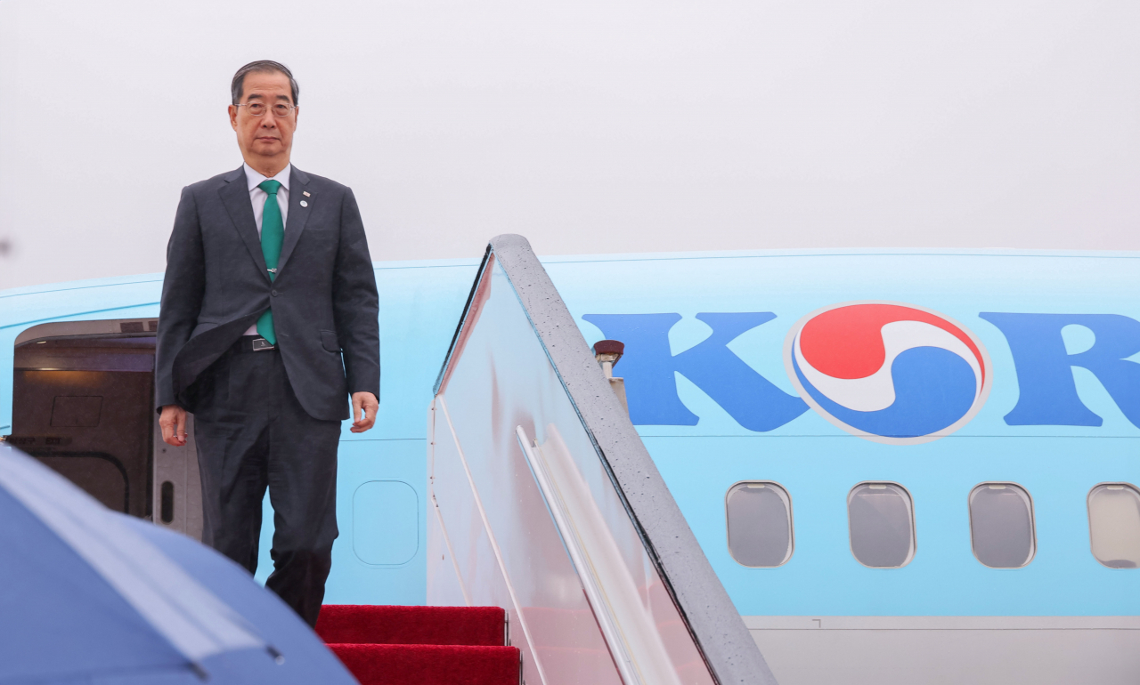 한덕수 국무총리가 중국 항저우에서 열리는 아시안게임 개회식에서 참석하기 위해 23일 오전 특별기 편으로 항저우 샤오산 국제공항에 도착한 뒤 항공기 트랩을 내려오고 있다. [국무총리실 제공.연합]