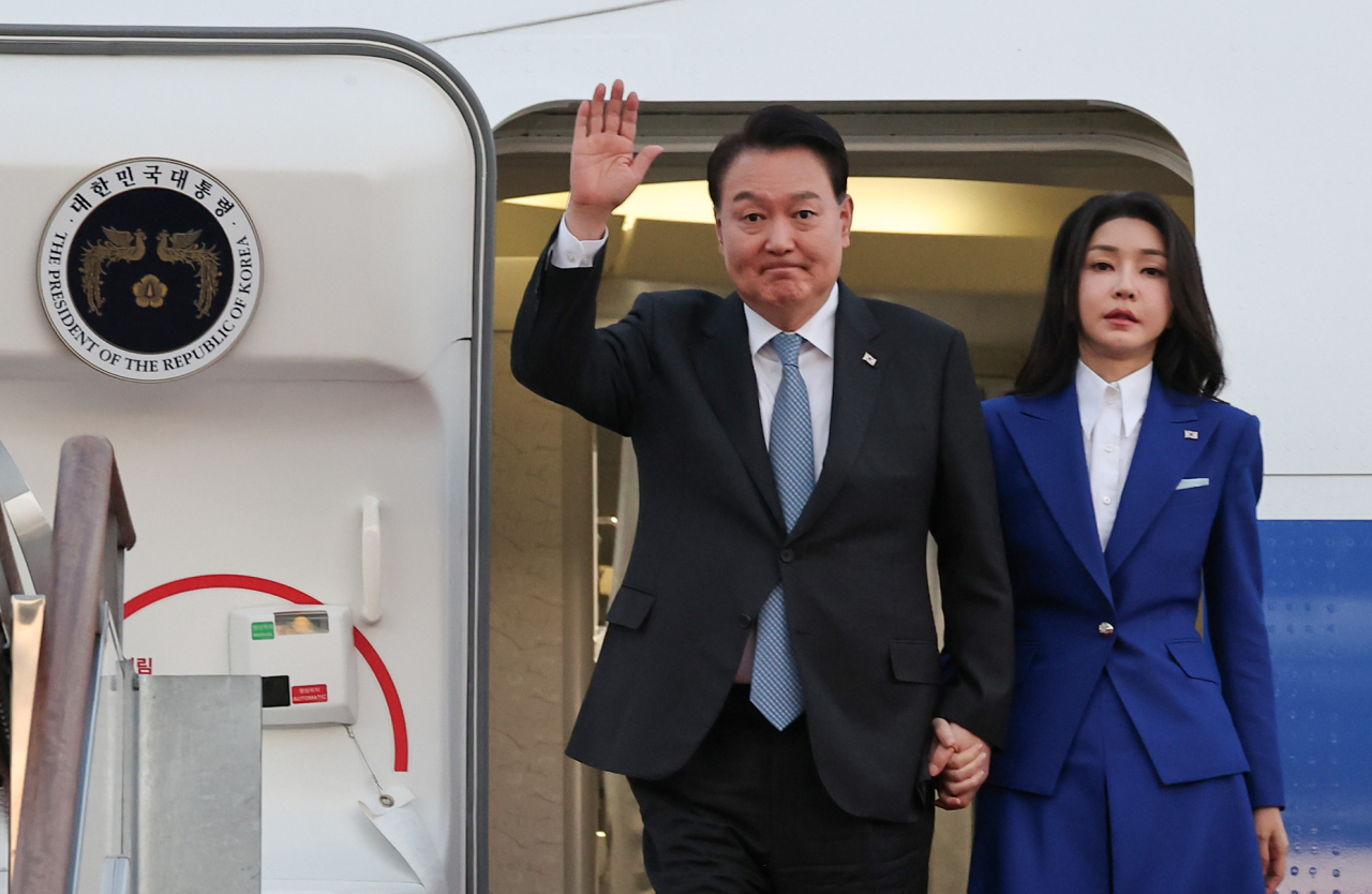 제78차 유엔 총회 참석과 세계 각국 정상들과의 양자회담 일정을 소화한 윤석열 대통령과 김건희 여사가 23일 성남 서울공항에 공군 1호기편으로 귀국하며 손 들어 인사하고 있다. [연합]