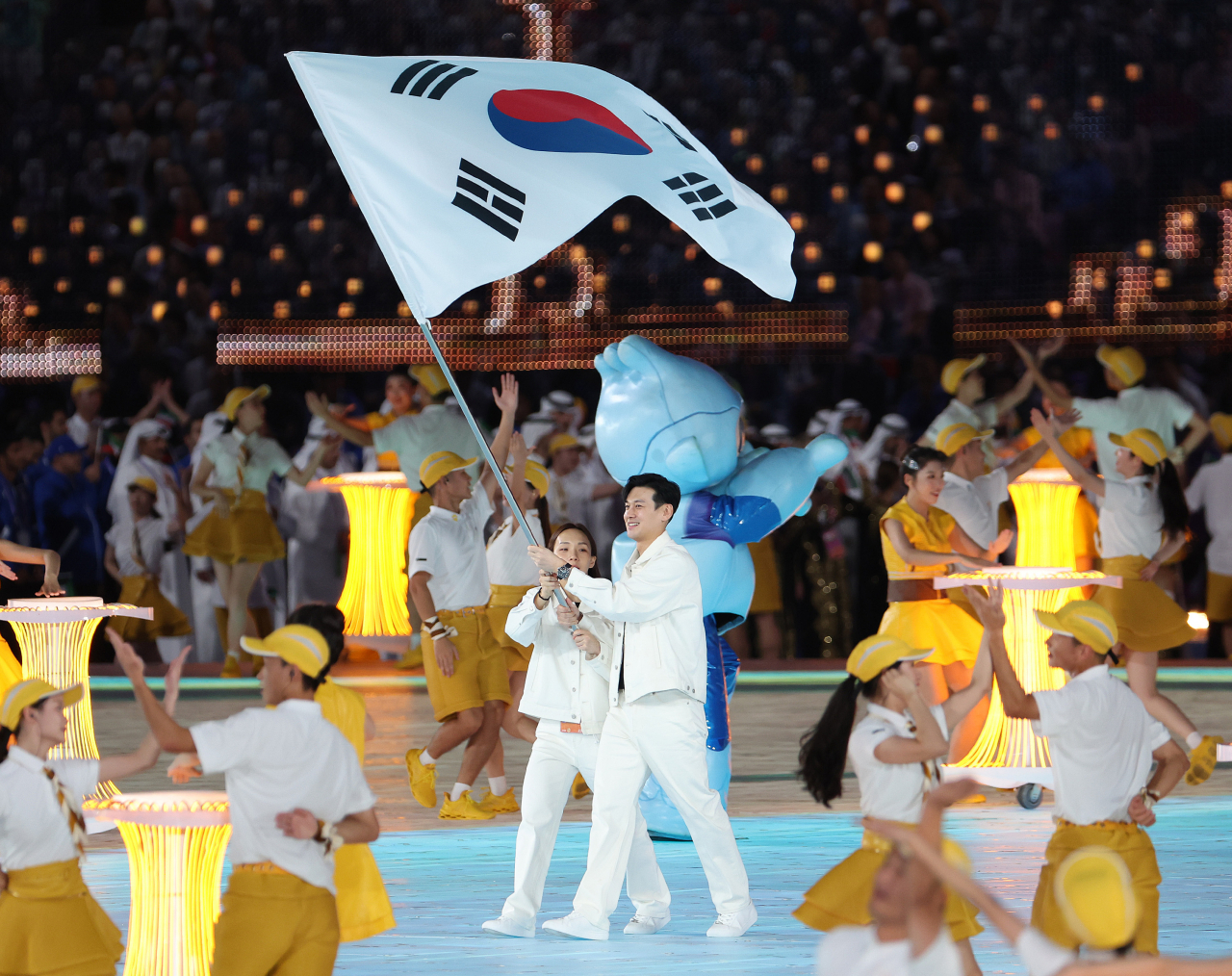 2022 항저우 아시안게임 개회식에서 대한민국 선수단 기수 구본길(펜싱)과 김서영(수영)이 태극기를 흔들며 입장하고 있다. 연합뉴스