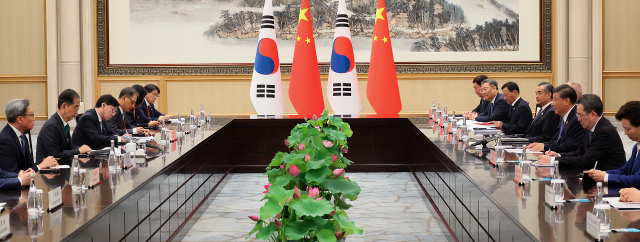 제19회 아시안게임 개막식 참석을 위해 중국을 방문한 한덕수 국무총리가 23일 오후(현지시간) 중국 항저우 저장성 항저우 시후 국빈관에서 시진핑 중국 국가 주석을 비롯한 중국 정부 관계자들과 면담하고 있다. [국무총리실 제공]